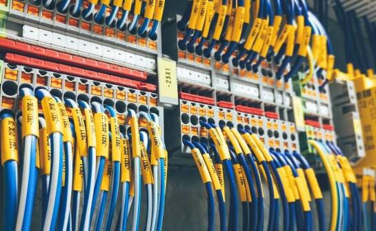 Wpływ technologii GRC na trwałość kablowych instalacji