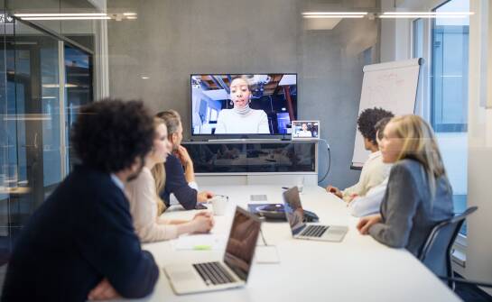 Tłumaczenia konferencyjne – jakie umiejętności są kluczowe dla tłumacza?