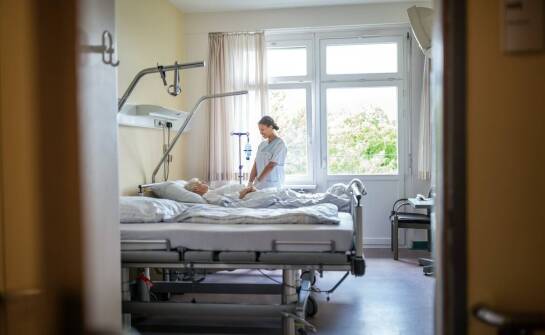 Jakie są korzyści z długoterminowej opieki dla osób przewlekle chorych?