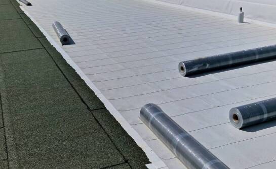 Jakie są zalety współpracy z doświadczonymi wykonawcami płaskich dachów?