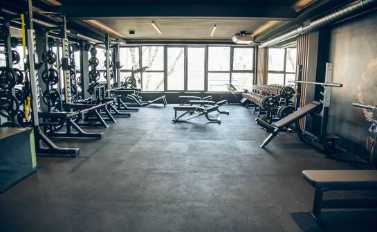 Sprzęt do klubu fitness – jak optymalnie wyposażyć siłownię?