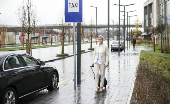 Krótkie damskie płaszczyki – jak dopasować je do codziennych stylizacji?