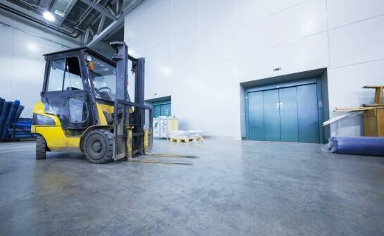 Główne zalety zakupów w hurtowni części do wind dla właścicieli budynków