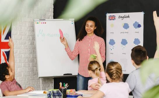 Jakie są korzyści z nauki angielskiego przy wykorzystaniu multimedialnych projektorów?