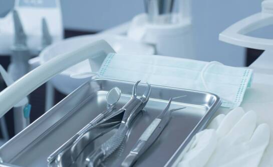 Jakie jednorazowe akcesoria dla dentystów oferuje hurtownia dentystyczna?