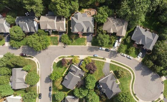 Wpływ lokalnego rynku nieruchomości na wycenę jednorodzinnych domów