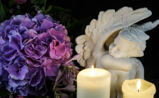 Jakie elementy składają się na kompleksową organizację ceremonii pogrzebowej z urną?