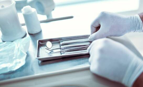 Jakie są zalety nowoczesnych dentystycznych materiałów w plombowaniu zębów?