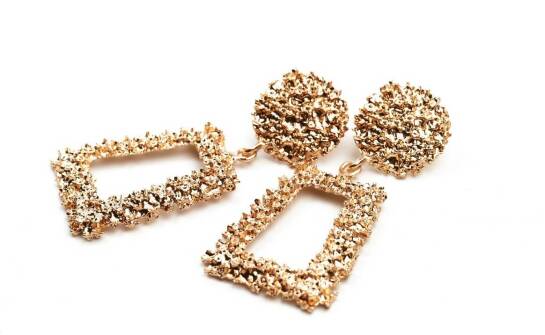 Eleganckie srebrne kolczyki wiszące z cyrkoniami na formalne wydarzenia