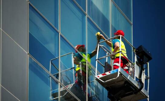 Efektywność i bezpieczeństwo mycia fasad przy użyciu koszowych podnośników