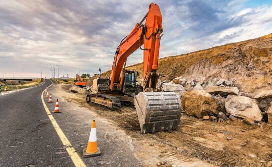 Minikoparka jako wsparcie w procesie utwardzania dróg dojazdowych.
