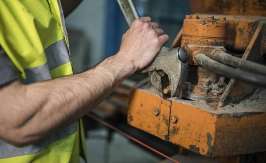 Dlaczego regularne serwisowanie podnośników jest kluczowe dla bezpieczeństwa?