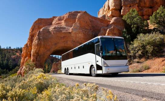 Wynajem autokarów do pielgrzymek - kluczowe aspekty organizacyjne