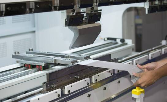 Zastosowanie obróbki blach w produkcji elementów do maszyn przemysłowych.