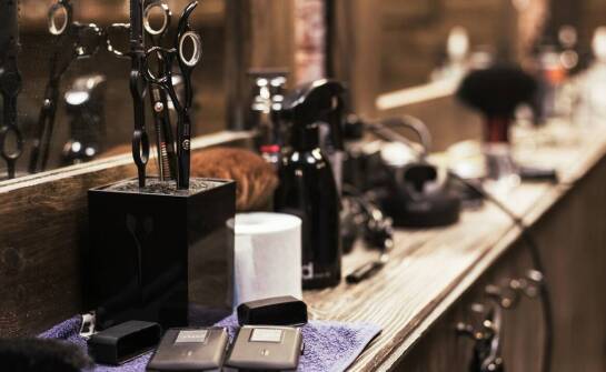 Jakie kosmetyki męskie do włosów wspomagają walkę z przetłuszczaniem się skóry głowy?