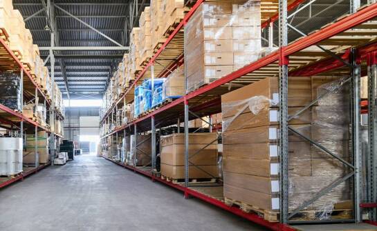 Efektywne zarządzanie magazynem dzięki paletowym nadstawkom