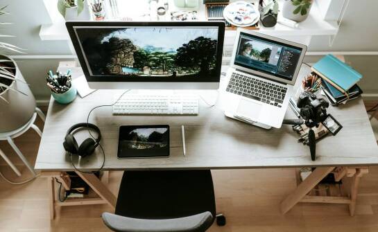 Jak przygotować miejsce pracy do sesji zdjęciowej, aby uzyskać najlepsze efekty?