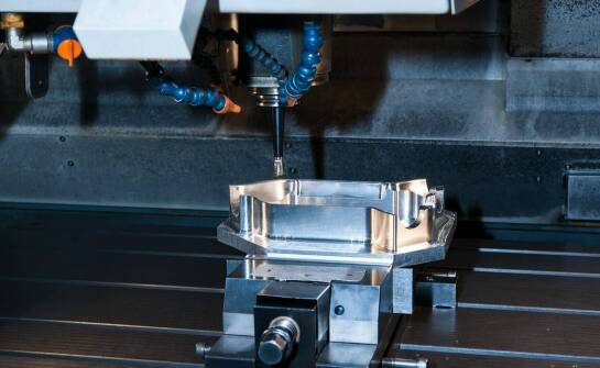 Rola obróbki skrawaniem CNC w produkcji części do siłowej hydrauliki