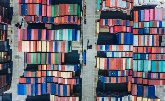 Jakie są kluczowe różnice w transporcie aut z Japonii w porównaniu do innych krajów?