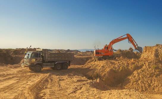 Transport piasku i ziemi – jakie usługi oferujemy w zakresie sypkich materiałów?