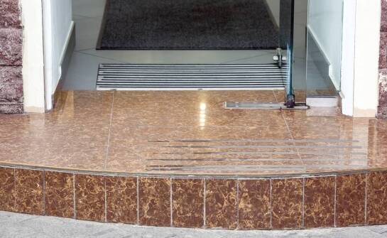 Platformy schodowe dla niepełnosprawnych a budowlane przepisy – co warto wiedzieć?