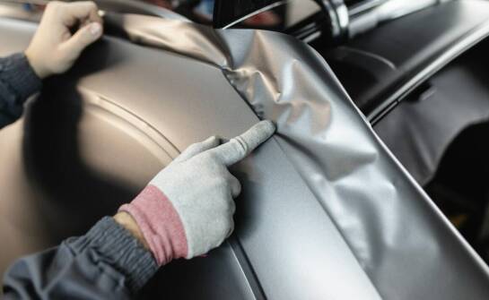 Personalizacja wnętrza auta folią – jak zrobić to profesjonalnie?