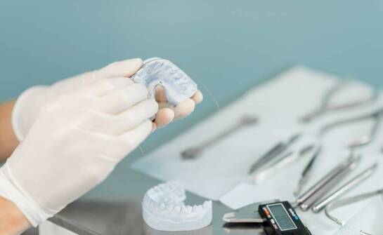 Dlaczego warto skorzystać z bezligaturowych zamków do korekty zgryzu?