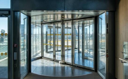 Jakie są kluczowe cechy zewnętrznych drzwi do budynków publicznych?