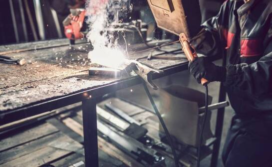 Jakie korzyści przynosi spawanie TIG dla przemysłowych producentów maszyn?