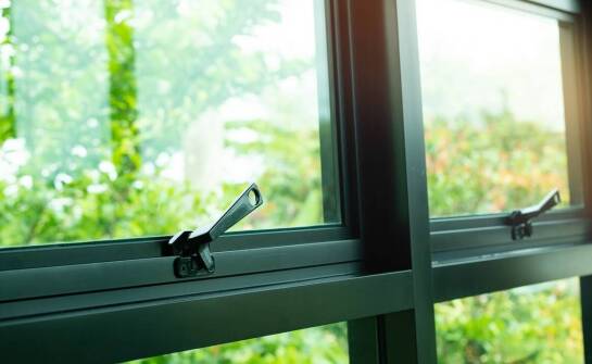 Dlaczego warto zainwestować w montaż aluminiowych okien w rejonach o trudnym klimacie?