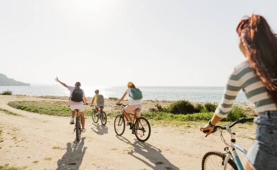 Aktywny relaks w agroturystyce: rowery i siatkówka w otoczeniu przyrody