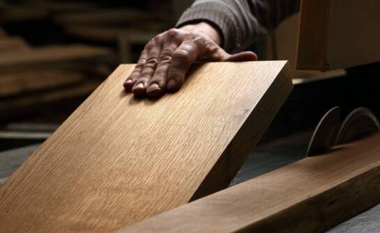 Jak stolarz z Siechnic tworzy idealne wewnętrzne i zewnętrzne schody?