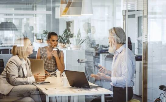 Jak doświadczeni agenci mogą pomóc przy zakupie mieszkań do remontu?