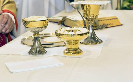 Estetyka a funkcjonalność: jak wybrać odpowiednią monstrancję?