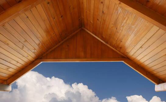 Dlaczego warto wybrać drewniane sosnowe pokrycia dachowe?