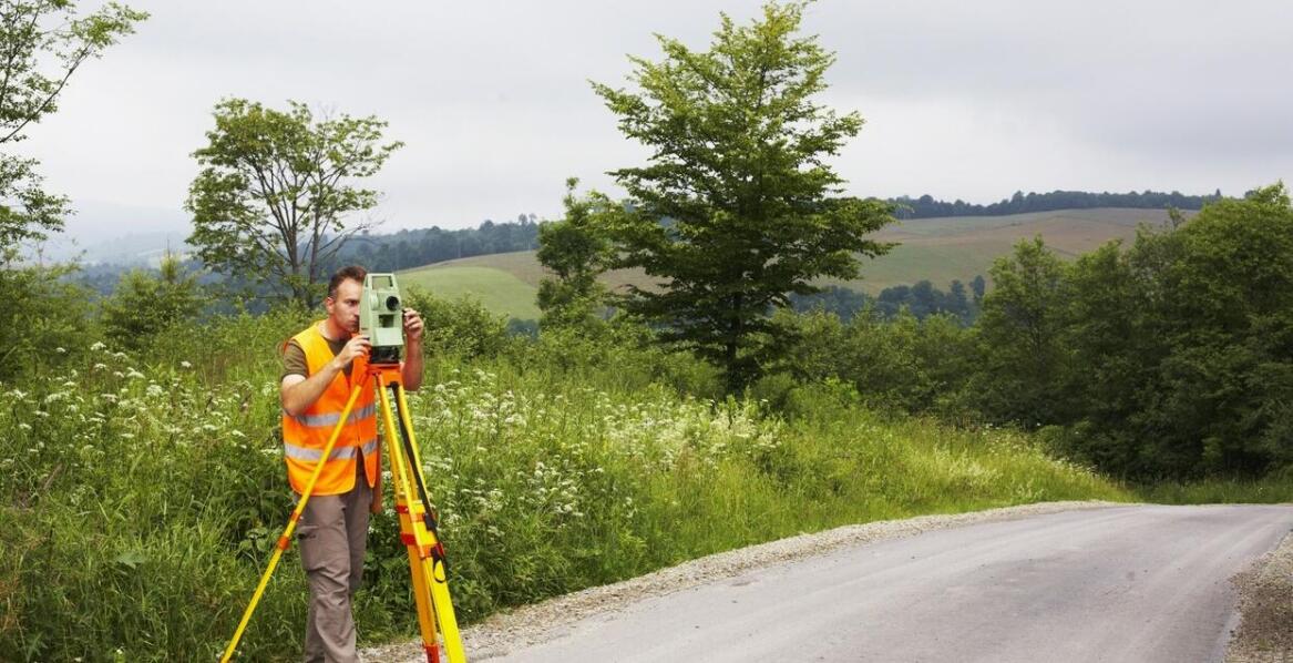 Jakie korzyści przynosi współpraca z doświadczonymi geodetami przy rozgraniczeniach?