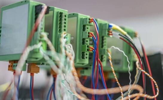 Innowacje w dziedzinie gorących kanałów kontrolerów dla branży tworzyw sztucznych