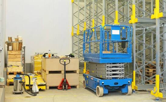 Jakie jezdne drabiny i pomosty wybrać do magazynu?