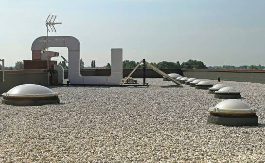 Jakie korzyści płyną z regularnej konserwacji płaskich dachów?