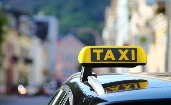 Taxi na lotnisko w Modlinie a korzyści z elastycznego planowania trasy