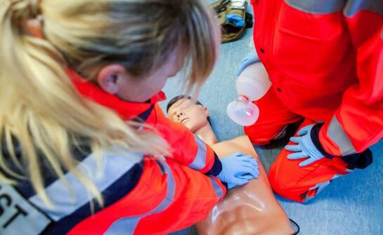 Jak szkolenia dla medycznych ratowników wzmacniają zdolność do działania pod presją?