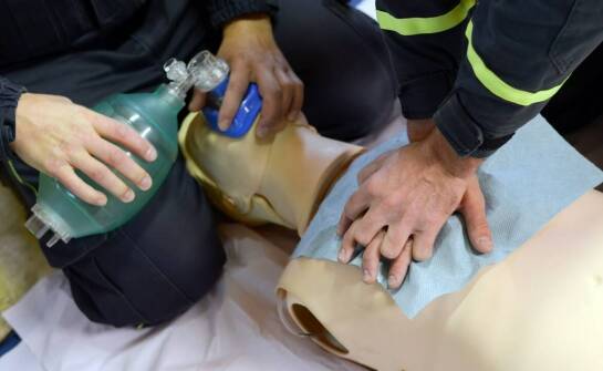 Jak resuscytacyjne kursy wspierają przygotowanie do stanów krytycznych?