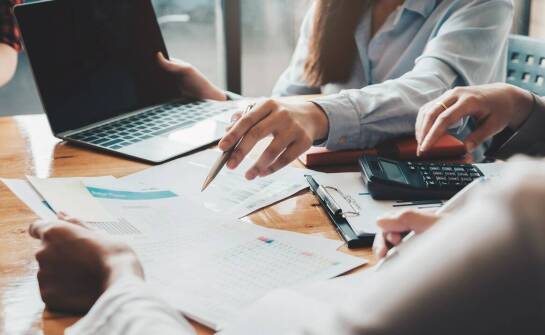 Jakie usługi oferuje księgowy doradca dla firm z różnych branż?