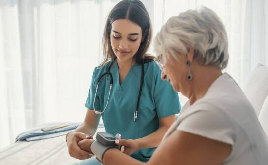 Rola domowych wizyt pielęgniarki w opiece nad pacjentami z przewlekłymi chorobami