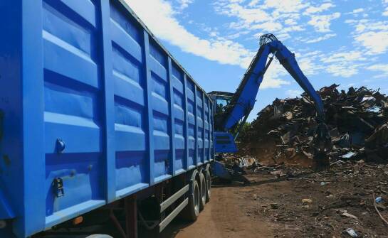 Wie passt man einen Abrollcontainer mit Bordwand an die spezifischen Bedürfnisse des Kunden an?