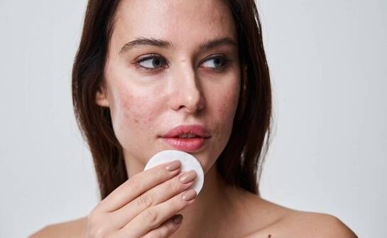 Jakie efekty można osiągnąć dzięki regularnemu stosowaniu kosmetyków do trądziku?