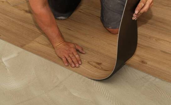 Jakie są najnowsze trendy w projektowaniu winylowych podłóg i jak wpływają one na cenę?