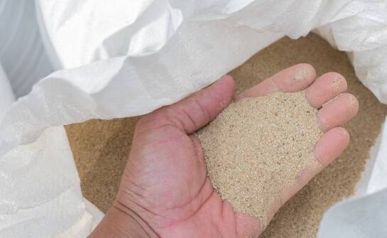 Piasek do worków: kluczowe zastosowania w ogrodach i na działkach