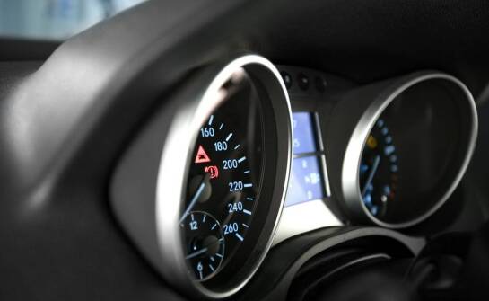 Jakie cechy nowoczesnych pojazdów wpływają na jakość jazdy nauki?