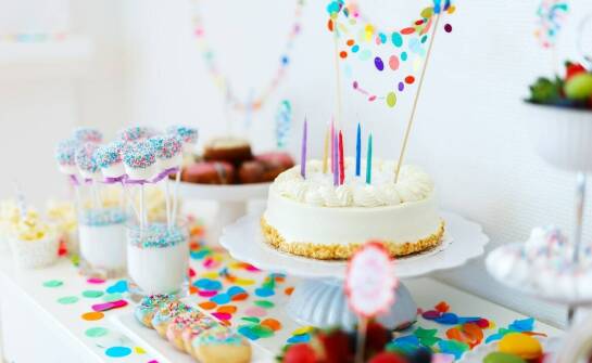 Przegląd najpopularniejszych modeli wsporników do tortu w tym roku.